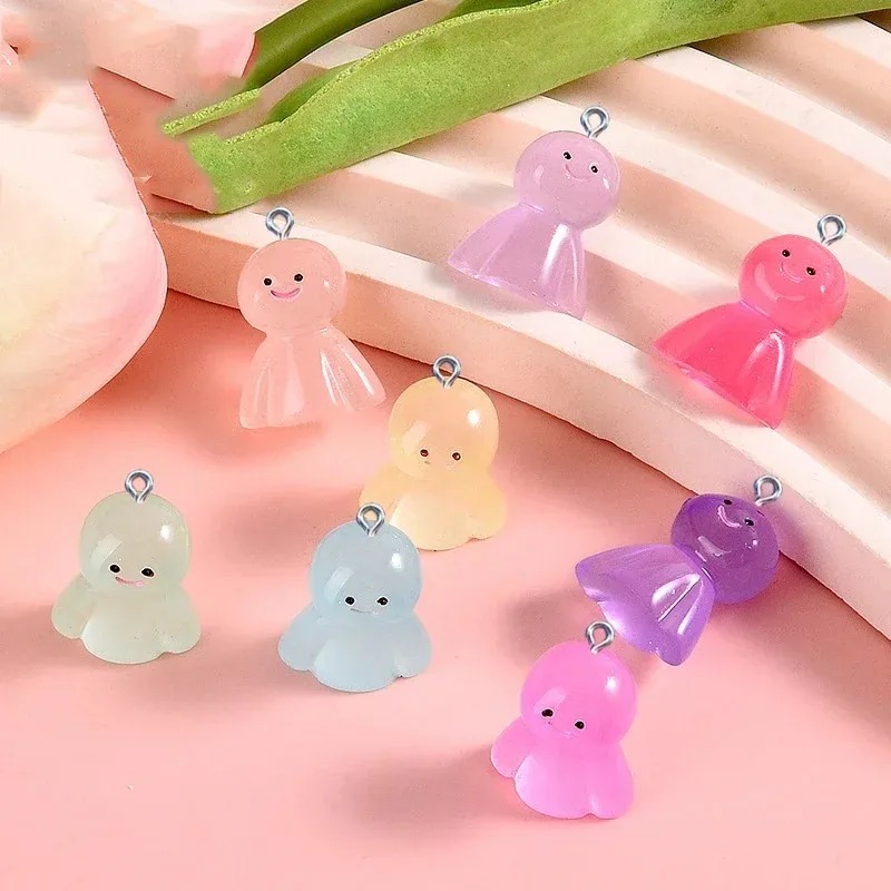 Resin Art Materials - 10 Stück im Dunkeln leuchtende Cartoon-Puppen-Harzanhänger,